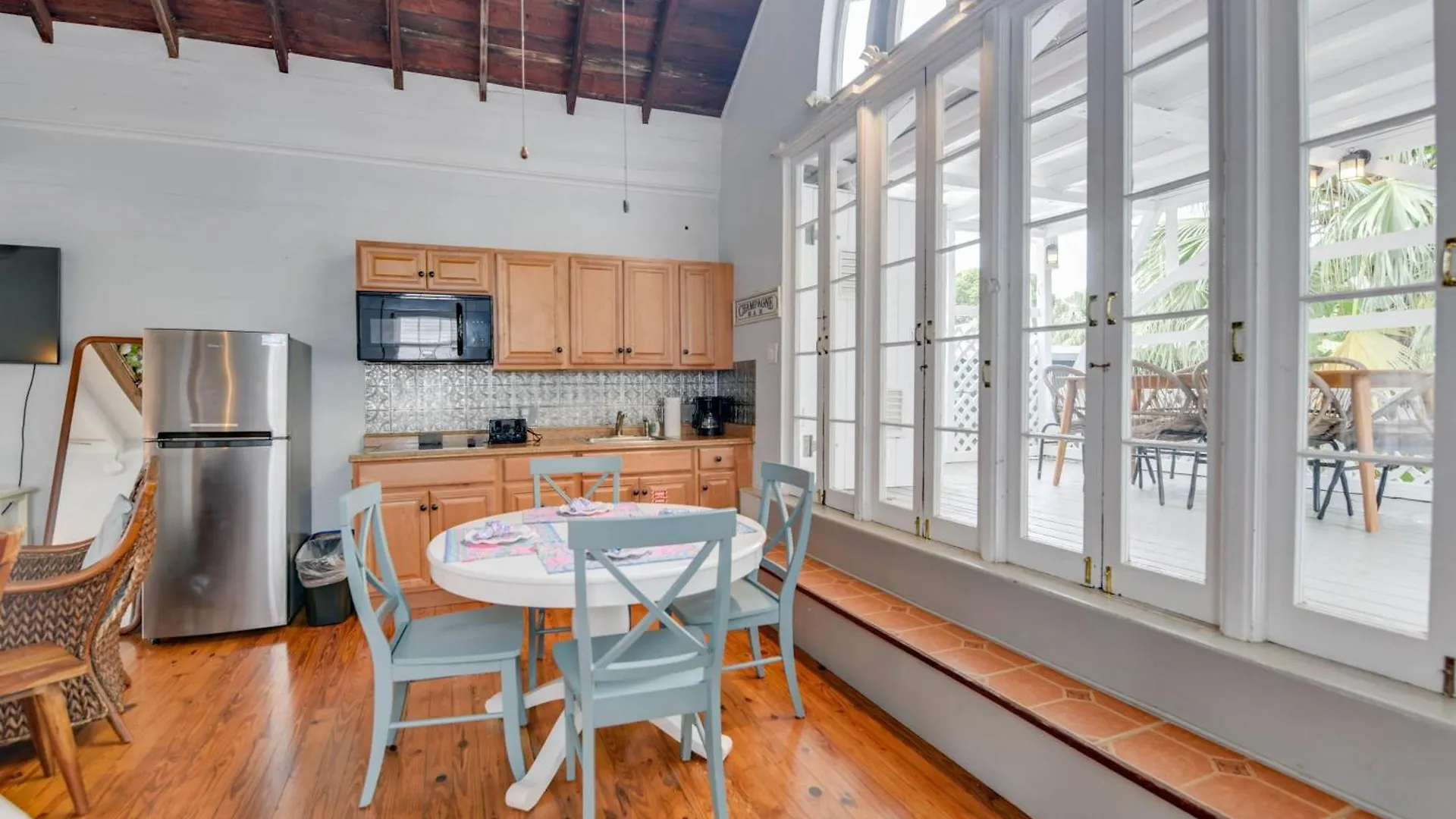 基韋斯特New Coastal Rose - Bright Loft With High Ceilings公寓 公寓 基韋斯特