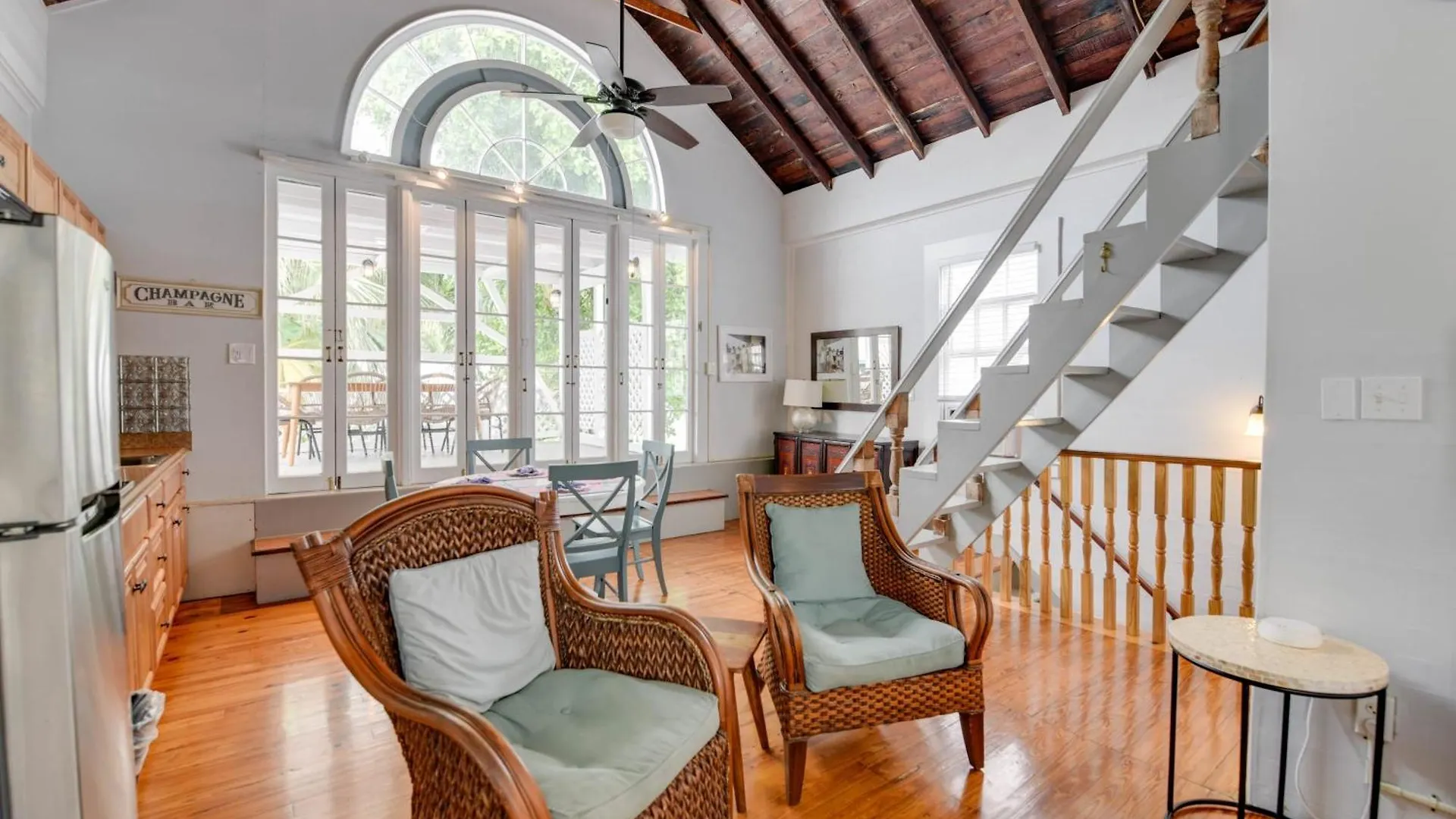 基韋斯特New Coastal Rose - Bright Loft With High Ceilings公寓
