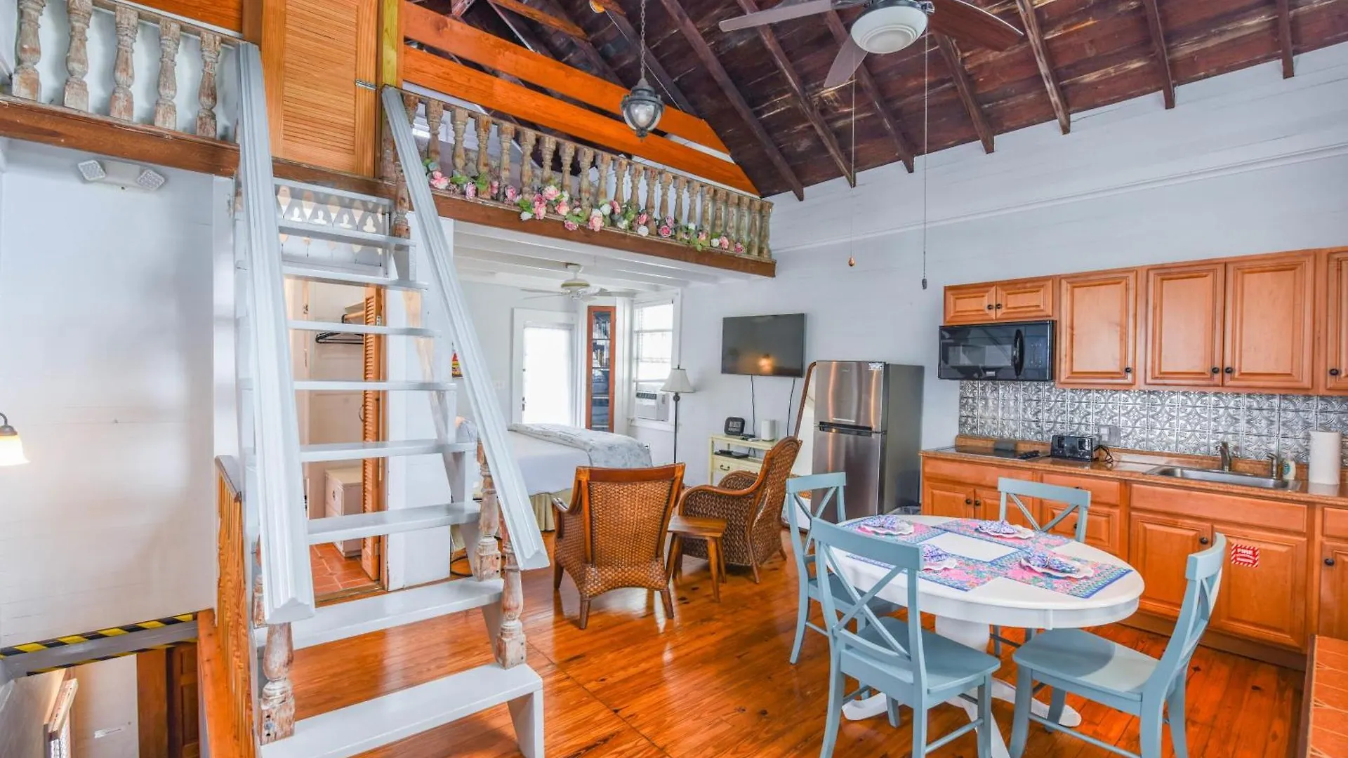 基韋斯特New Coastal Rose - Bright Loft With High Ceilings公寓